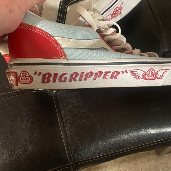 V Red, white, blue - Picture 3 of 7